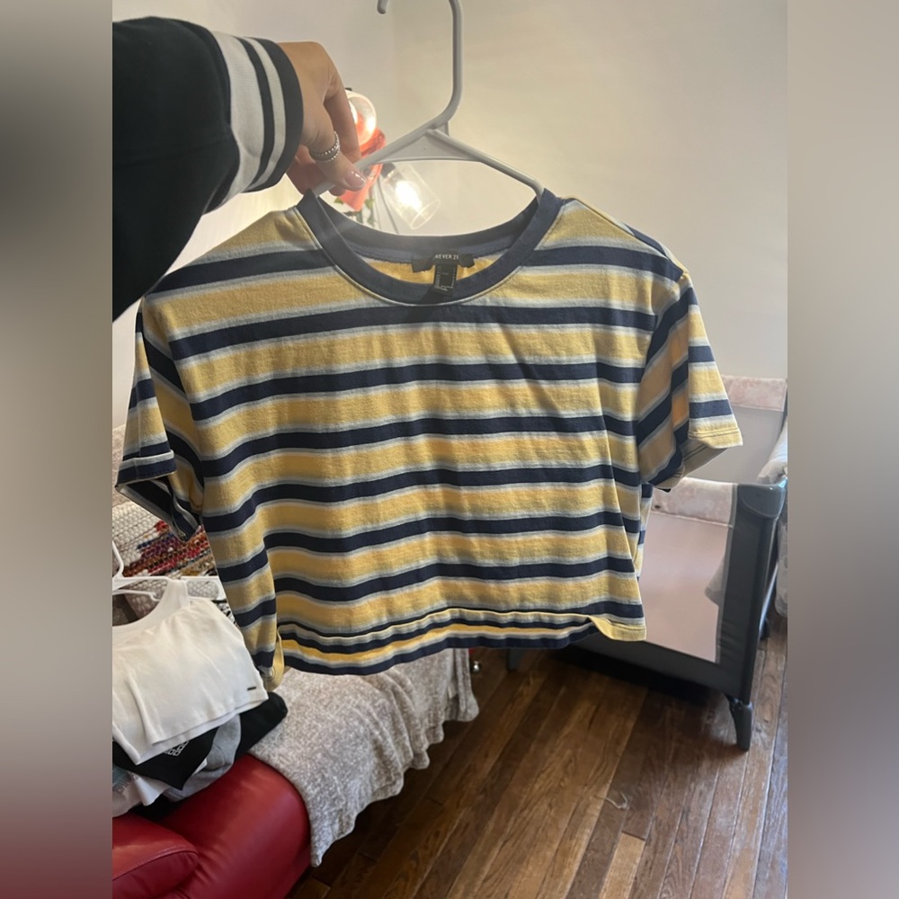 Forever 21 short sleeve crop top size medium